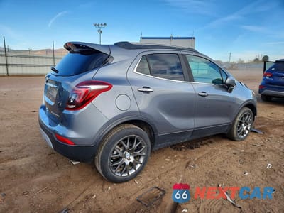 Trzecie zdjęcie samochodu z tyłu: 2020 BUICK ENCORE SPORT TOURING VIN:KL4CJ1SBXLB020161 - miniatura