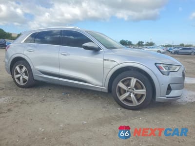Czwarte zdjęcie samochodu z boku: 2019 AUDI E-TRON PREMIUM PLUS VIN:WA1LABGE7KB020898 - miniatura