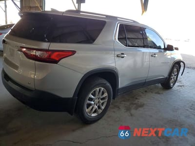 Trzecie zdjęcie samochodu z tyłu: 2021 CHEVROLET TRAVERSE LT VIN:1GNERGKW5MJ259337 - miniatura