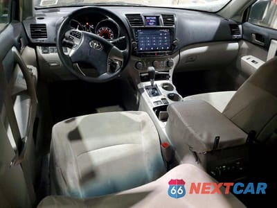 Zdjęcie 8 z 13 samochodu: 2011 TOYOTA HIGHLANDER BASE VIN:5TDBK3EH3BS060406 - miniatura