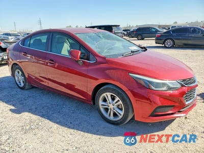 Czwarte zdjęcie samochodu z boku: 2018 CHEVROLET CRUZE LT VIN:1G1BE5SMXJ7155261 - miniatura