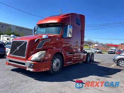 Drugie zdjęcie samochodu z przodu: 2014 VOLVO VNL TRUCKS SEMI TRUCK VIN:4V4NC9TJ6EN177222 - miniatura