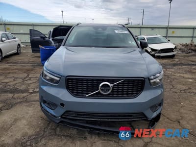 Piąte zdjęcie samochodu w środku: 2020 VOLVO XC40 T5 R-DESIGN VIN:YV4162UM1L2268895 - miniatura