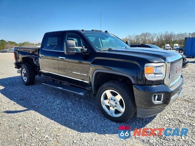 Czwarte zdjęcie samochodu z boku: 2015 GMC SIERRA K2500 DENALI VIN:1GT120E8XFF167663 - miniatura