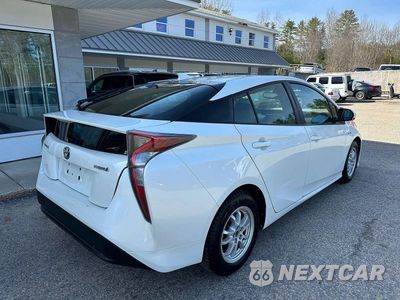 Czwarte zdjęcie samochodu z boku: 2016 TOYOTA PRIUS FOUR VIN:JTDKARFU7G3019819 - miniatura