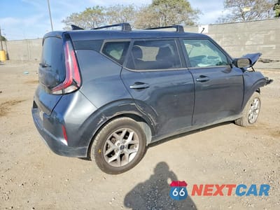 Trzecie zdjęcie samochodu z tyłu: 2023 KIA SOUL LX VIN:KNDJ23AU2P7884493 - miniatura
