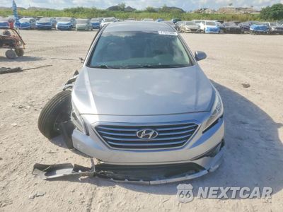 Piąte zdjęcie samochodu w środku: 2017 HYUNDAI SONATA BASE VIN:5NPE24AF1HH465671 - miniatura
