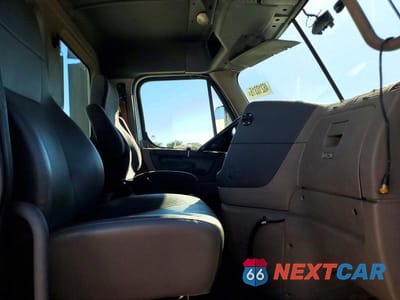 Piąte zdjęcie samochodu w środku: 2016 FREIGHTLINER CASCADIA 1 - SEMI TRUCK VIN:1FUBGEDV2GLHC5753 - miniatura