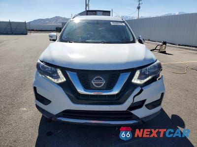 Piąte zdjęcie samochodu w środku: 2017 NISSAN ROGUE SV VIN:KNMAT2MV8HP584227 - miniatura