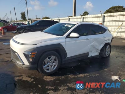 2024 HYUNDAI KONA SE KM8HA3AB1RU130839 - główne zdjęcie licytacji z USA - miniatura