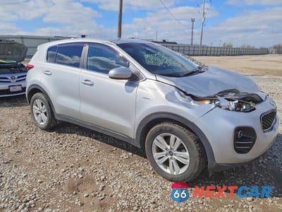 Czwarte zdjęcie samochodu z boku: 2019 KIA SPORTAGE LX VIN:KNDPMCAC1K7610559 - miniatura