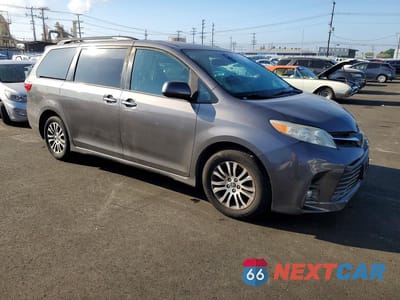 Czwarte zdjęcie samochodu z boku: 2019 TOYOTA SIENNA XLE 8-PASSENGER VIN:5TDYZ3DC2KS985612 - miniatura