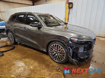 Czwarte zdjęcie samochodu z boku: 2025 AUDI SQ5 PREMIUM PLUS VIN:WA125AGUXS2070938 - miniatura