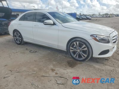Czwarte zdjęcie samochodu z boku: 2016 MERCEDES-BENZ C 300 VIN:55SWF4JB1GU147986 - miniatura