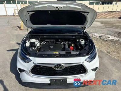 Piąte zdjęcie samochodu w środku: 2022 TOYOTA HIGHLANDER XLE VIN:5TDGZRBH8NS583210 - miniatura