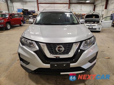 Piąte zdjęcie samochodu w środku: 2018 NISSAN ROGUE SV VIN:KNMAT2MV4JP567902 - miniatura