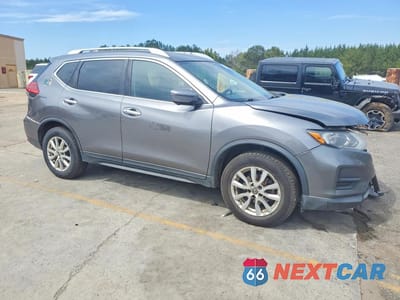 Czwarte zdjęcie samochodu z boku: 2017 NISSAN ROGUE SV VIN:KNMAT2MV1HP559119 - miniatura