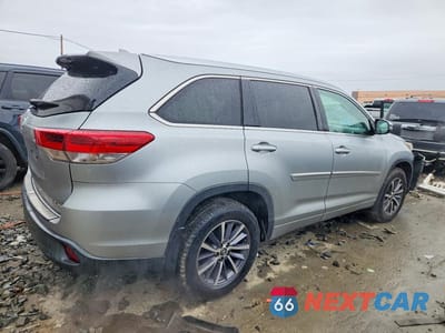 Trzecie zdjęcie samochodu z tyłu: 2017 TOYOTA HIGHLANDER XLE VIN:5TDJZRFHXHS391808 - miniatura