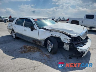 Czwarte zdjęcie samochodu z boku: 2004 LINCOLN TOWN CAR EXECUTIVE VIN:1LNHM81W84Y624320 - miniatura