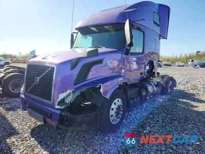 Zdjęcie 9 z 10 samochodu: 2015 VOLVO VNL SEMI TRUCK VIN:4V4N99EH8FN178379 - miniatura