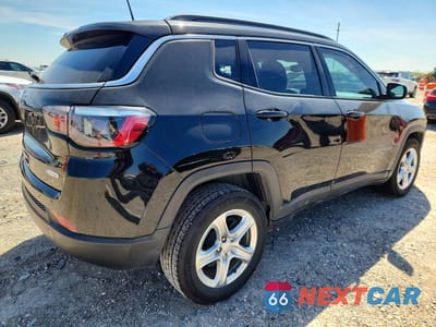 Trzecie zdjęcie samochodu z tyłu: 2023 JEEP COMPASS LATITUDE VIN:3C4NJDBN4PT515101 - miniatura