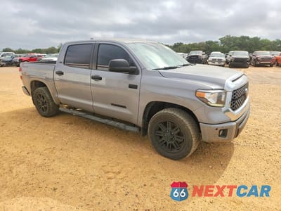 Czwarte zdjęcie samochodu z boku: 2021 TOYOTA TUNDRA SR5 VIN:5TFEY5F17MX282873 - miniatura