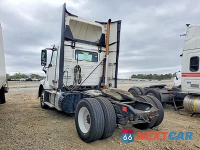 Trzecie zdjęcie samochodu z tyłu: 2017 VOLVO VNL SEMI TRUCK VIN:4V4N39TGXHN988112 - miniatura