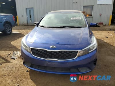 Piąte zdjęcie samochodu w środku: 2018 KIA FORTE LX VIN:3KPFK4A7XJE202828 - miniatura