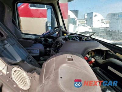 Piąte zdjęcie samochodu w środku: 2016 VOLVO VNL SEMI TRUCK VIN:4V4N39TG0GN965646 - miniatura