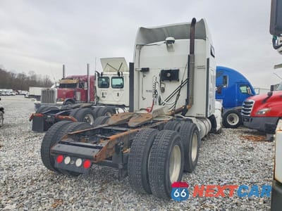 Czwarte zdjęcie samochodu z boku: 2013 KENWORTH T660 SEMI TRUCK VIN:1XKADP9X2DJ360375 - miniatura