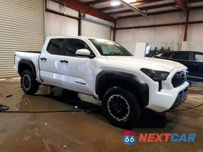 Czwarte zdjęcie samochodu z boku: 2025 TOYOTA TACOMA TRD OFF-ROAD VIN:3TMLB5JN4SM158498 - miniatura