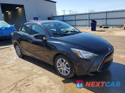 Czwarte zdjęcie samochodu z boku: 2018 TOYOTA YARIS IA BASE VIN:3MYDLBYV7JY319568 - miniatura