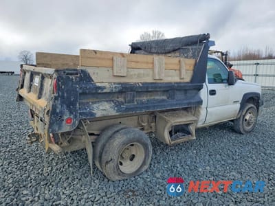 Trzecie zdjęcie samochodu z tyłu: 2004 CHEVROLET SILVERADO C3500 VIN:1GBJC34U24E235622 - miniatura