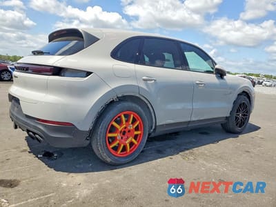 Trzecie zdjęcie samochodu z tyłu: 2025 PORSCHE CAYENNE VIN:WP1AA2AY8SDA03319 - miniatura