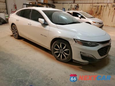 Czwarte zdjęcie samochodu z boku: 2020 CHEVROLET MALIBU RS VIN:1G1ZG5ST2LF145722 - miniatura