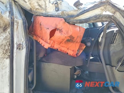 Piąte zdjęcie samochodu w środku: 2023 VOLVO VNR SEMI TRUCK VIN:4V4WC9EH5PN607212 - miniatura