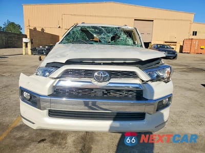 Piąte zdjęcie samochodu w środku: 2018 TOYOTA 4RUNNER LIMITED VIN:JTEZU5JR0J5167822 - miniatura