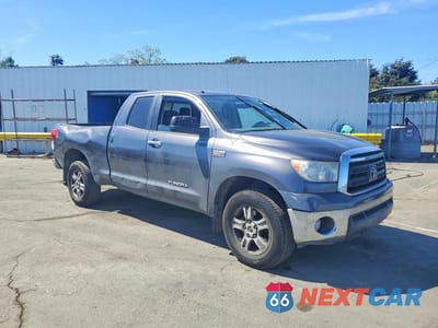 Czwarte zdjęcie samochodu z boku: 2013 TOYOTA TUNDRA GRADE VIN:5TFUY5F18DX281128 - miniatura