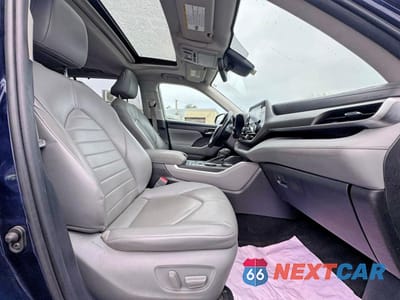 Piąte zdjęcie samochodu w środku: 2021 TOYOTA HIGHLANDER XLE VIN:5TDGZRAH2MS516067 - miniatura