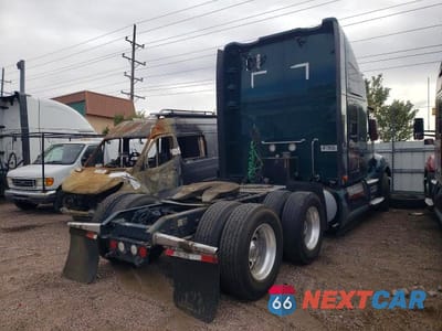 Czwarte zdjęcie samochodu z boku: 2019 KENWORTH T680 SEMI TRUCK VIN:1XKYD49X2KJ369944 - miniatura