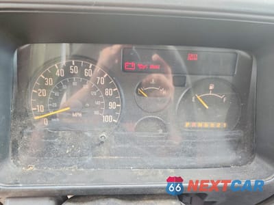 Zdjęcie 9 z 14 samochodu: 1998 ISUZU NPR BOX TRUCK VIN:4KLB4B1R5WJ001895 - miniatura