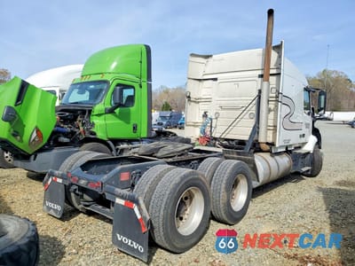 Czwarte zdjęcie samochodu z boku: 2023 VOLVO VNR VIN:4V4WC9EH6PN610815 - miniatura