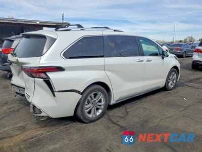 Trzecie zdjęcie samochodu z tyłu: 2024 TOYOTA SIENNA PLATINUM 7-PASSENGER VIN:5TDESKFC3RS125369 - miniatura