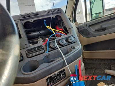 Zdjęcie 9 z 10 samochodu: 2018 FREIGHTLINER CASCADIA 113 SEMI TRUCK VIN:3AKBGADV0JSJL4388 - miniatura