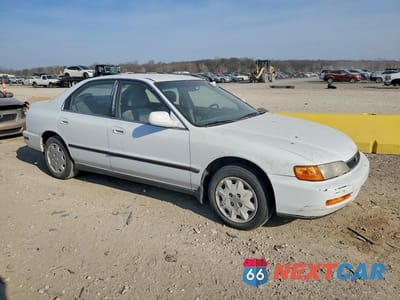 Czwarte zdjęcie samochodu z boku: 1996 HONDA ACCORD LX VIN:1HGCD5637TA002523 - miniatura