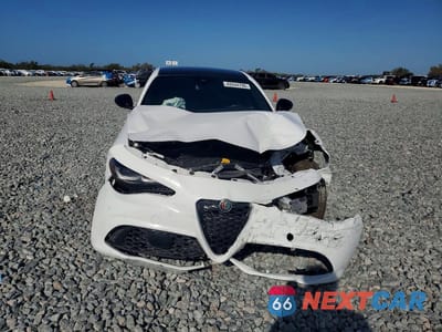 Piąte zdjęcie samochodu w środku: 2024 ALFA ROMEO GIULIA TI VIN:ZARFAMBN4R7679997 - miniatura