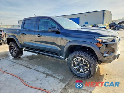 Czwarte zdjęcie samochodu z boku: 2025 CHEVROLET COLORADO ZR2 VIN:1GCPTFEKXS1168552 - miniatura