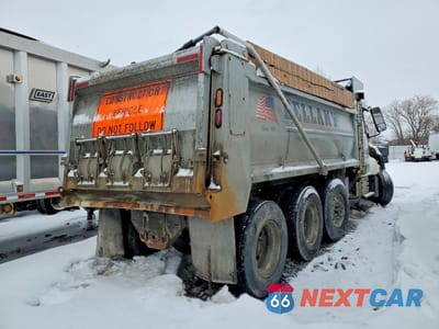 Czwarte zdjęcie samochodu z boku: 2019 VOLVO VHD DUMP TRUCK VIN:4V5K99EH9KN193417 - miniatura