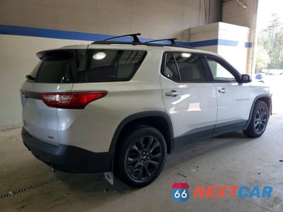 Trzecie zdjęcie samochodu z tyłu: 2020 CHEVROLET TRAVERSE RS VIN:1GNEVJKW3LJ308574 - miniatura
