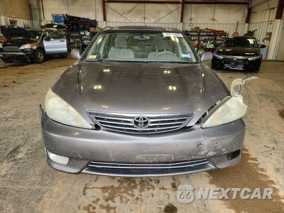 Piąte zdjęcie samochodu w środku: 2005 TOYOTA CAMRY XLE VIN:4T1BE32K65U541740 - miniatura